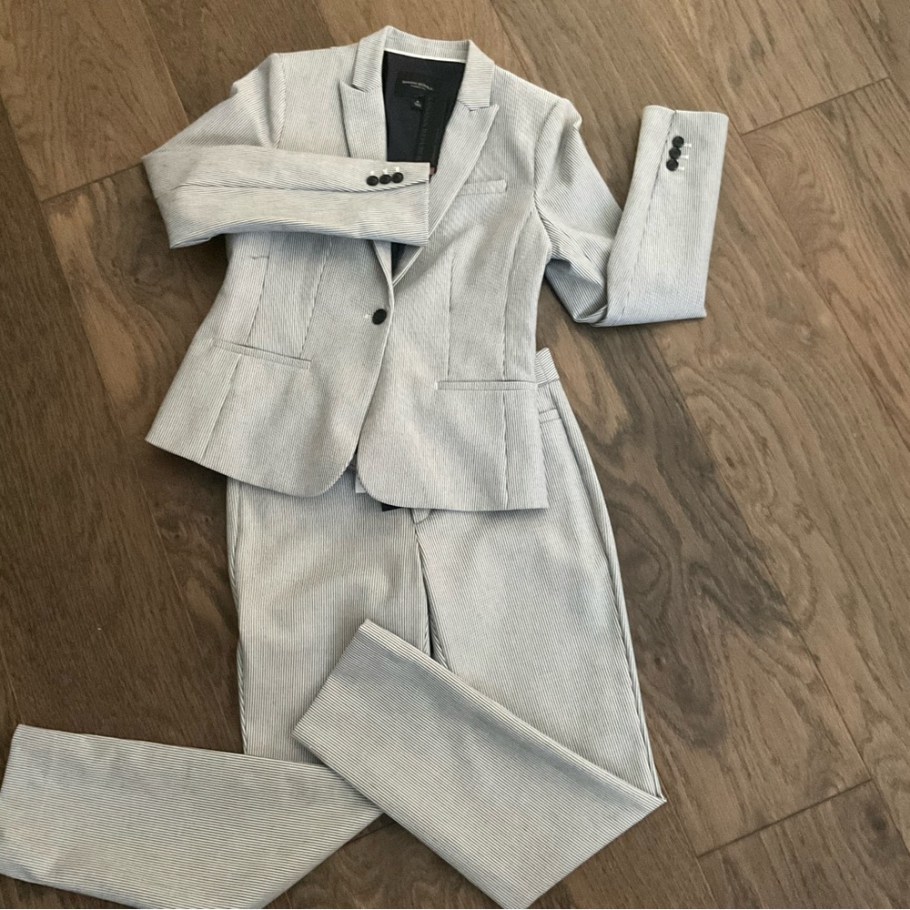 NEW Banana Republic Classic Fit Blazer & Sloan Pant
Blazer: Size 4
Pant: Size 6